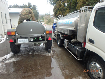 自衛隊タンク車への給水の様子