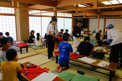 兜を作る子供たち