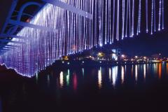春日橋のLED作品の写真