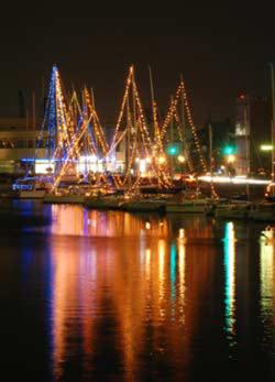 ケンチョピア停泊中のヨットに灯された電飾の写真（別角度）