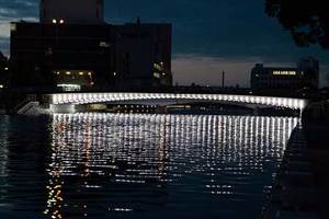 LEDが装飾された新町橋の別角度の写真