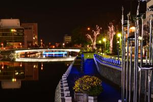 LEDが彩る新町川水際公園の様子の写真