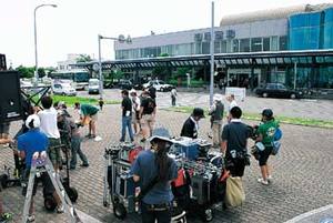 徳島空港での撮影の様子の写真1