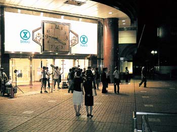 そごう徳島店前での阿波おどりのニュース撮影の場面の様子の写真