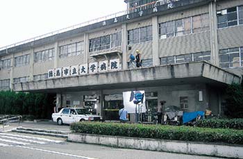 病院の玄関、ロビーとして使用された徳島大学病院での撮影の様子の写真