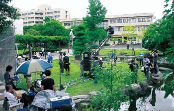 鳴門教育大学での病院の中庭、図書室の場面を撮影している様子の写真