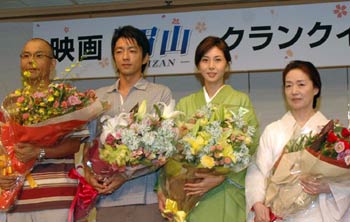 会見に臨む犬童監督、大沢さん、松島さん、宮本さん（左から）の写真