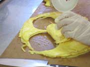 丸型に抜いた薄焼き卵の写真