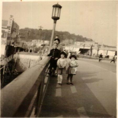 新町橋の上で母親と子ども3人が写っている写真
