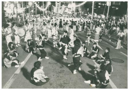 徳大学生達が阿波踊りを踊っている写真