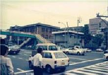 徳島県庁の旧庁舎と新庁舎が並んでいる写真