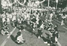 徳大学生達が阿波踊りを踊っている写真