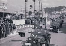 自衛隊車両のパレードの写真