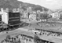 昔の徳島駅前の写真（バス乗り場）