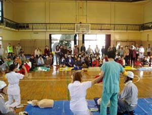 応急処置訓練（平成20年11月2日、津田地区での徳島市民総合防災訓練）の様子の写真