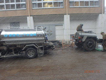 自衛隊給水タンク車への給水の様子