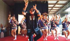 四宮生重郎さんが阿波踊りを踊っている