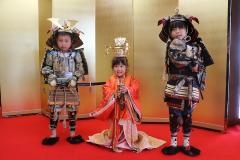 お殿様、お姫様に変身しているこどもたち