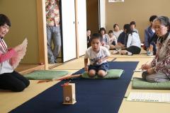 扇を投げる男の子の写真