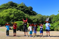 兜をかぶってポーズをとる様子