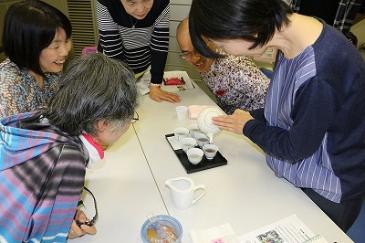 阿波銘茶紀行の実演の様子の写真
