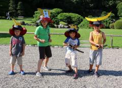 兜をかぶってポーズを決める子供たち