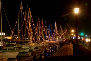 ケンチョピア停泊中のヨットに灯された電飾の写真