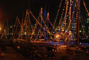 ケンチョピア停泊中のヨットに灯された電飾の写真（別角度）
