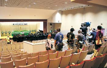 慰霊祭会場のシーンとして使用された徳島大学大塚講堂での撮影の様子の写真