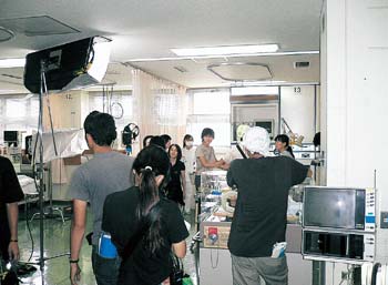 旧徳島赤十字病院での病院内部のシーンを撮影する様子の写真