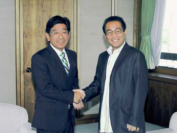 徳島市役所を訪れて、原市長と握手するさだまさしさんの写真