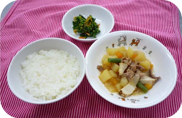 軟飯・肉じゃが・青菜のお浸しの写真