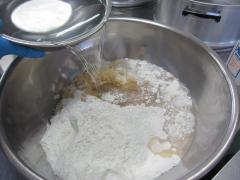 ドライあん、砂糖、米粉、もち粉、塩、水を順に加えて混ぜている写真