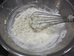 豆腐と豆乳と砂糖とサラダ油と米粉を混ぜている写真