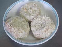 コロッケの生地に小麦粉と卵とパン粉をつけた写真