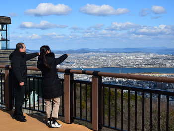 眉山山頂の景色を眺める市長とアナウンサー