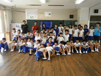 岩倉小学校の皆さんと講師の写真