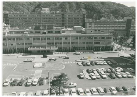 昔の徳島大学病院玄関前の写真