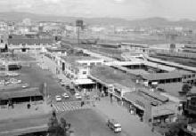 昔の徳島駅前の写真（駅舎）