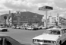 昔の徳島駅前の写真（タクシー乗り場）